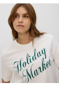 Reserved - T-shirt ze świątecznym motywem - złamana biel. Materiał: bawełna, dzianina. Styl: wizytowy