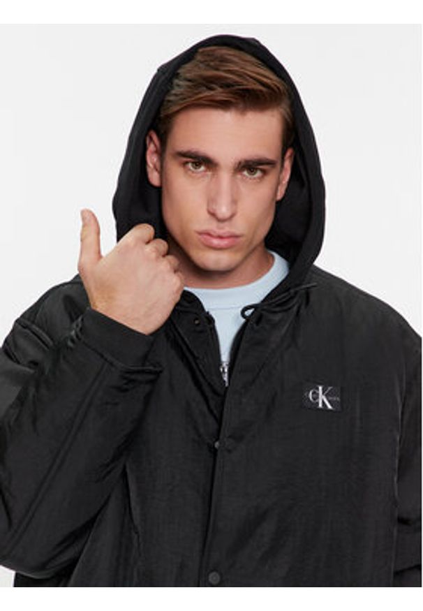 Calvin Klein Jeans Kurtka przejściowa Skater Hooded Jacket J30J325290 Czarny Regular Fit. Kolor: czarny. Materiał: syntetyk