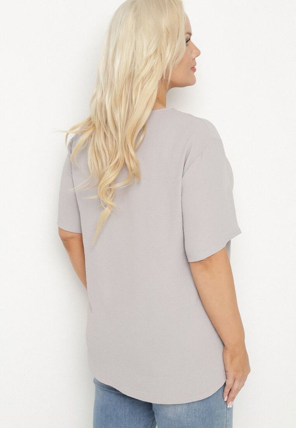 Born2be - Szara Klasyczna Bluzka z Krótkim Rękawem Nilbia. Okazja: na co dzień, na spotkanie biznesowe, do pracy. Kolekcja: plus size. Kolor: szary. Materiał: jeans. Długość rękawa: krótki rękaw. Długość: krótkie. Styl: klasyczny