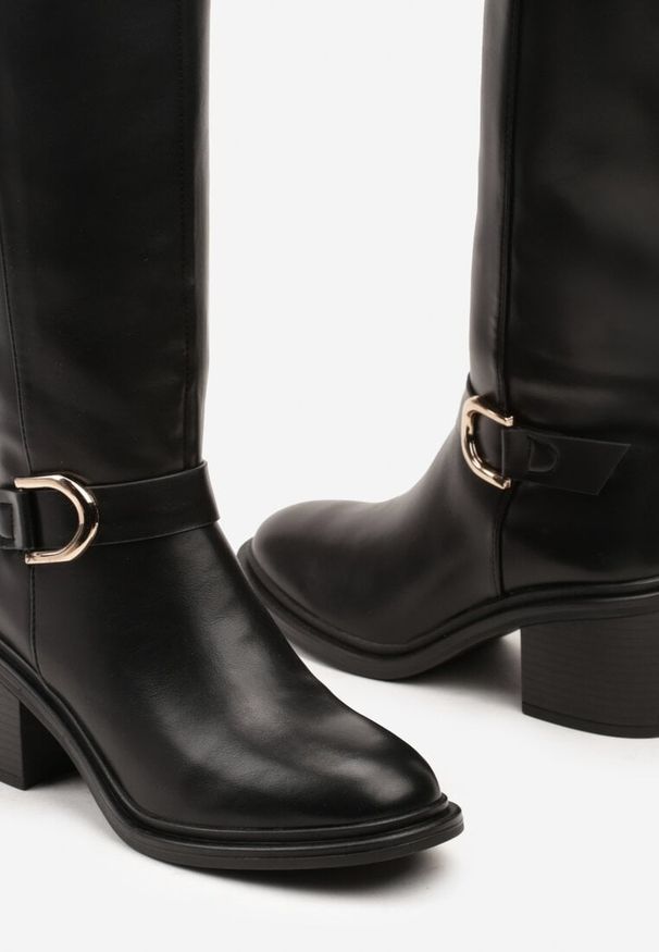 Born2be - Czarne Kozaki na Obcasie Ozdobione Paskiem z Klamrą Mialen. Okazja: na co dzień. Zapięcie: klamry. Kolor: czarny. Wzór: aplikacja. Materiał: jeans. Sezon: jesień. Obcas: na obcasie. Styl: elegancki, casual. Wysokość obcasa: średni