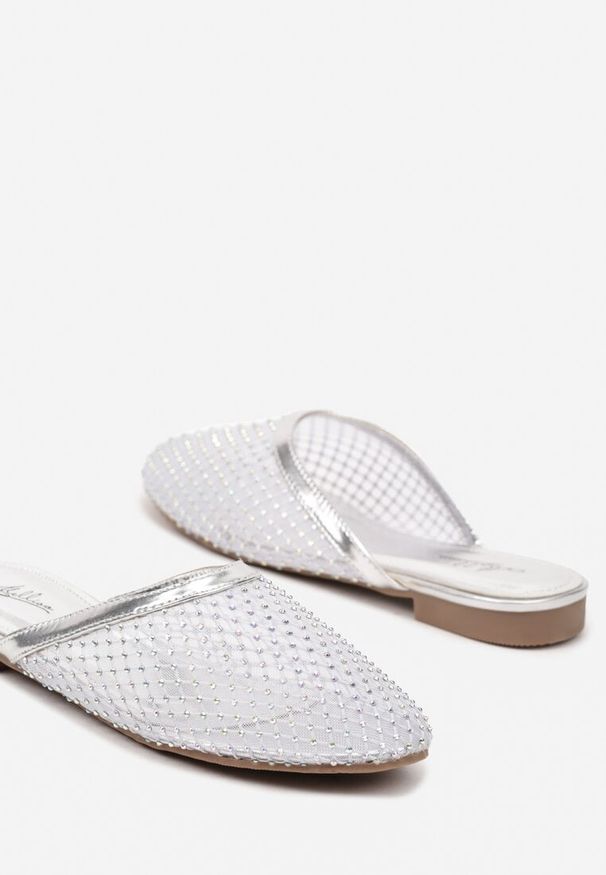 Born2be - Srebrne Klapki z Transparentnej Siatki z Cyrkoniami Lanissa. Okazja: na imprezę, na co dzień. Kolor: srebrny. Materiał: jeans. Wzór: aplikacja. Styl: elegancki, casual