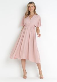 Born2be - Ciemnoróżowa Rozkloszowana Sukienka Midi z Kopertowym Dekoltem i Gumką w Talii Muntani. Kolor: różowy. Długość rękawa: krótki rękaw. Typ sukienki: kopertowe. Długość: midi #1