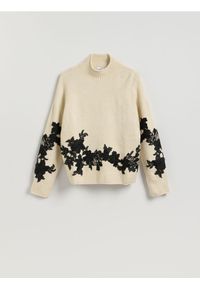 Reserved - Sweter z ozdobną aplikacją - kremowy. Kolor: kremowy. Materiał: dzianina, wełna. Wzór: aplikacja #1