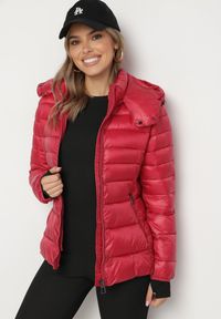 Born2be - Czerwona Pikowana Kurtka z Metalicznym Połyskiem i Odpinanym Kapturem Dairise. Kolor: czerwony. Materiał: jeans. Styl: klasyczny #2