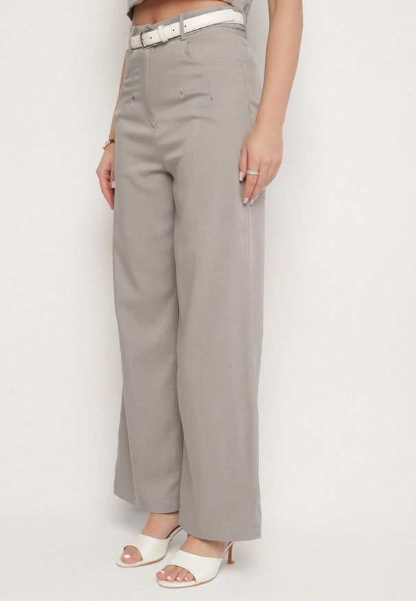 Born2be - Szary Komplet Szerokie Spodnie i Top na Ramiączkach z Ozdobnymi Guzikami Lirelene. Kolor: szary. Wzór: aplikacja