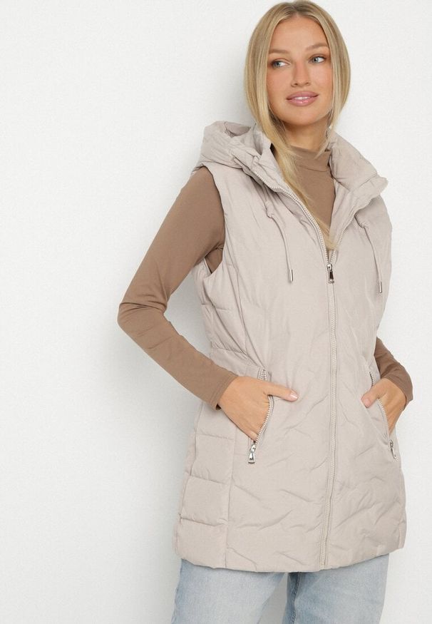 Born2be - Ciemnobeżowa Przejściowa Kamizelka o Taliowanym Kroju z Kapturem Olendra. Okazja: na co dzień, na spacer. Typ kołnierza: kaptur. Kolor: beżowy. Materiał: poliester, jeans. Styl: klasyczny, casual, sportowy
