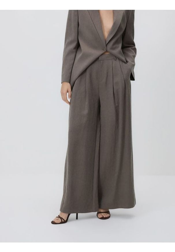 Reserved - Spodnie z wiskozą - beżowy. Kolor: beżowy. Materiał: wiskoza