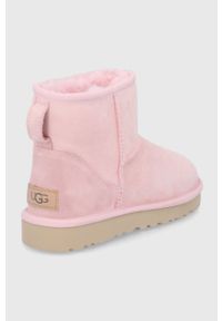 Ugg - UGG śniegowce Classic Mini II kolor różowy. Nosek buta: okrągły. Kolor: różowy. Materiał: guma, wełna. Obcas: na obcasie. Wysokość obcasa: niski