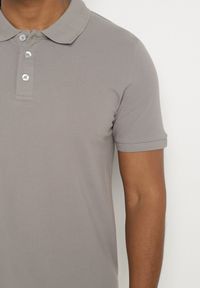 Born2be - Ciemnoszara Koszulka Bawełniana Polo Vimarith. Okazja: na spotkanie biznesowe, do pracy, na co dzień. Typ kołnierza: polo. Kolor: szary. Materiał: bawełna. Styl: biznesowy, casual #5