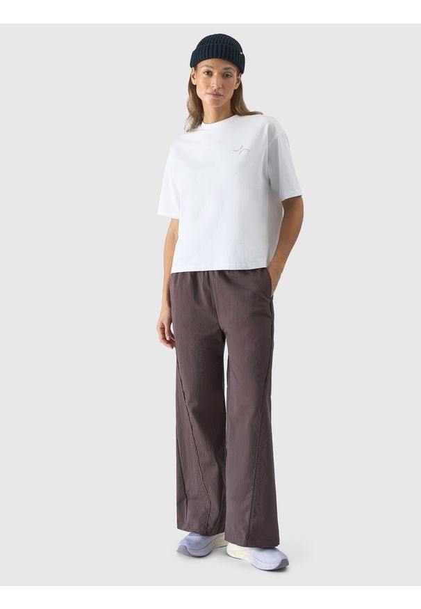 4f - Spodnie casual z szerokimi nogawkami damskie - brązowe. Okazja: na co dzień. Kolor: brązowy. Materiał: materiał, bawełna, tkanina, poliamid. Styl: casual
