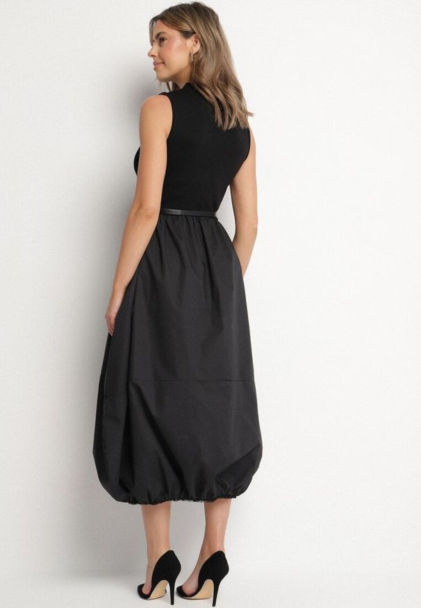 Born2be - Czarna Elegancka Sukienka z Wiskozy o Kroju Bombki z Paskiem z Klamerką Stellera. Okazja: na co dzień. Kolor: czarny. Materiał: wiskoza. Typ sukienki: bombki. Styl: elegancki