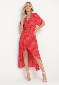 Born2be - Czerwona Sukienka z Kopertowym Dekoltem o Asymetrycznym Kroju z Paskiem i Gumką w Talii Drelefia. Kolor: czerwony. Materiał: tkanina. Długość rękawa: krótki rękaw. Typ sukienki: kopertowe, asymetryczne #1