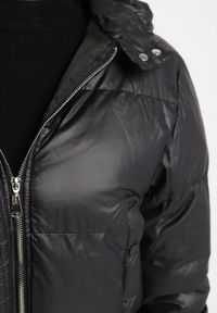 Born2be - Czarna Kurtka Pikowana o Krótkim Fasonie z Kapturem Tinthella. Okazja: na spacer, na co dzień. Typ kołnierza: kaptur. Kolor: czarny. Materiał: jeans. Długość: krótkie. Wzór: aplikacja. Styl: casual, elegancki #5