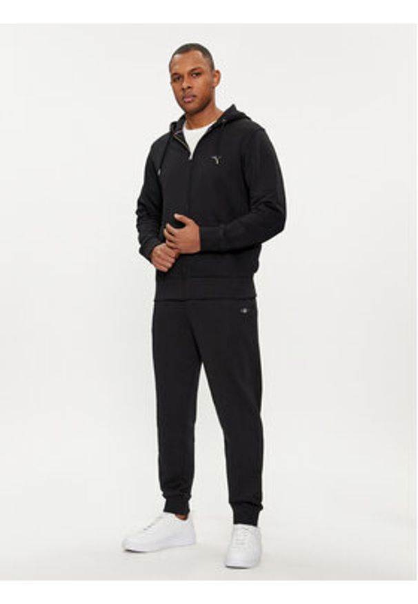 GANT - Gant Spodnie dresowe Shield 2009026 Czarny Regular Fit. Kolor: czarny. Materiał: bawełna