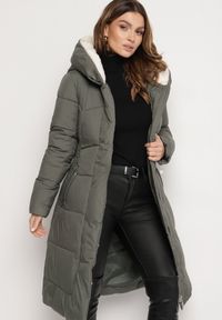 Born2be - Zielona Pikowana Kurtka o Długim Kroju z Kapturem i Wiązanym Paskiem Neandira. Okazja: na co dzień. Typ kołnierza: kaptur. Kolor: zielony. Materiał: jeans, materiał. Długość rękawa: długi rękaw. Długość: długie. Sezon: zima, jesień. Styl: klasyczny, casual, elegancki #2