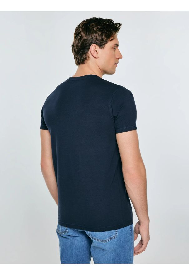 Big-Star - Koszulka męska slim v-neck z bawełny supima granatowa Supiclassicov 403. Kolor: niebieski. Materiał: bawełna