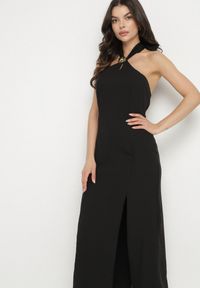 Born2be - Czarna Sukienka z Wiskozą z Odkrytymi Plecami i Wiązaniem Zdobiona Broszką Nalorise. Kolor: czarny. Materiał: wiskoza. Wzór: aplikacja. Styl: elegancki, klasyczny #5