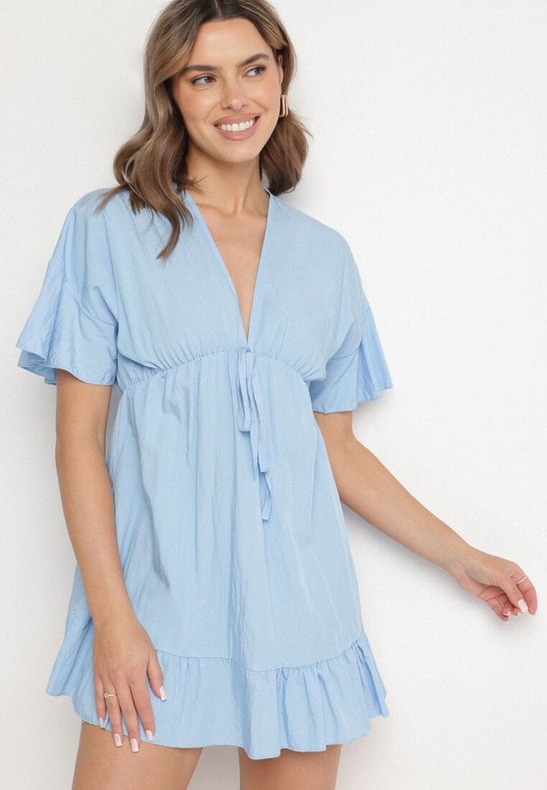 Born2be - Jasnoniebieska Nietoperzowa Sukienka z Wiskozą o Rozkloszowanym Kroju z Falbanką Tullimi. Okazja: na co dzień. Typ kołnierza: dekolt w kształcie V. Kolor: niebieski. Materiał: wiskoza. Styl: casual, elegancki