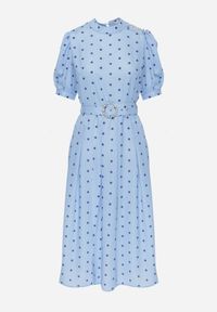 Renee - Niebieska Rozkloszowana Sukienka Midi z Gumką w Pasie i Ozdobnym Paskiem z Klamrą Abennita. Okazja: na co dzień. Typ kołnierza: kołnierzyk stójkowy. Kolor: niebieski. Materiał: poliester. Wzór: grochy. Typ sukienki: proste. Styl: casual, retro, elegancki. Długość: midi #2