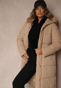 Renee - Beżowa Zimowa Kurtka z Pikowanymi Przeszyciami Kapturem i Bocznymi Napami Alarisse. Okazja: na imprezę, na co dzień. Kolor: beżowy. Materiał: jeans. Sezon: zima. Styl: casual #3