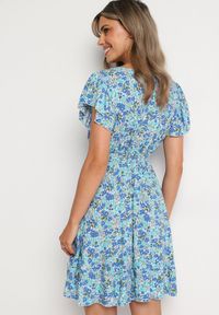 Born2be - Niebieska Bawełniana Sukienka z Gumką w Talii i Dekoltem w Serek o Kwiatowym Wzorze Doradea. Okazja: na co dzień. Typ kołnierza: dekolt w serek. Kolor: niebieski. Materiał: bawełna. Długość rękawa: krótki rękaw. Wzór: kwiaty. Sezon: lato. Styl: wizytowy, casual, elegancki #6