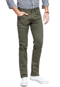 Lee - MĘSKIE SPODNIE MATERIAŁOWE LEE DAREN ZIP FLY OLIVE GREEN L707QX25. Materiał: materiał