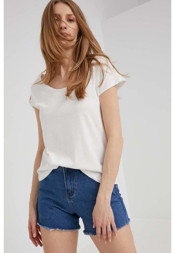 Answear Lab szorty jeansowe damskie gładkie high waist. Stan: podwyższony. Kolor: niebieski. Materiał: jeans. Wzór: gładki. Styl: wakacyjny