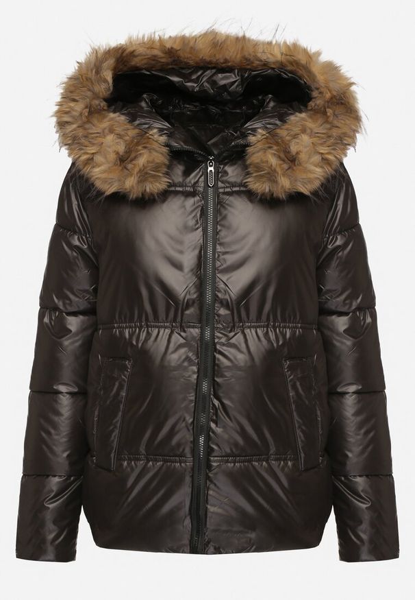 Born2be - Czarna Kurtka Pikowana z Kapturem z Odpinanym Futerkiem i Dłuższym Tyłem Clorina. Okazja: na co dzień. Typ kołnierza: kaptur. Kolor: czarny. Materiał: futro. Długość: długie. Wzór: aplikacja. Styl: klasyczny, casual, elegancki