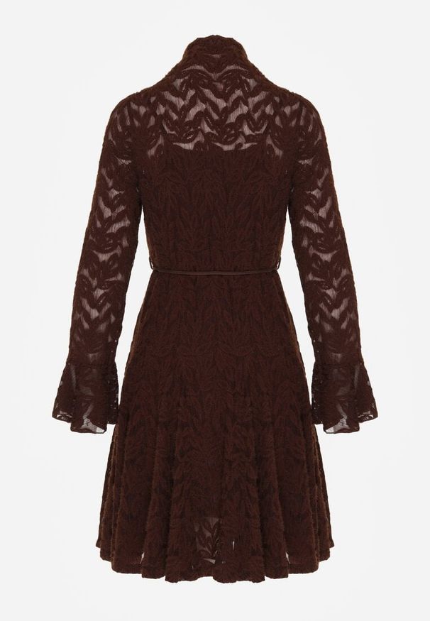 Born2be - Brązowa Koronkowa Sukienka z Wiązaniem Półgolfem i Falbankami Alnefera. Okazja: na co dzień. Typ kołnierza: kołnierz z falbankami. Kolor: brązowy. Materiał: koronka. Długość rękawa: na ramiączkach. Styl: klasyczny, casual