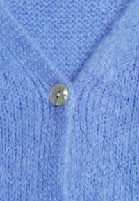 Renee - Niebieski Kardigan z Wełną i Moherem o Klasycznym Kroju z Dekoltem w Serek Avelmio. Okazja: na co dzień, na randkę, na spacer. Typ kołnierza: dekolt w serek. Kolor: niebieski. Materiał: wełna, moher. Długość rękawa: długi rękaw. Długość: długie. Styl: klasyczny #6