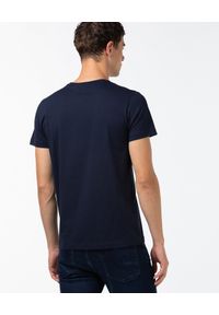 Lacoste - LACOSTE - Granatowy t-shirt z nadrukiem logo. Kolor: niebieski. Materiał: jeans, bawełna. Wzór: nadruk. Styl: klasyczny, sportowy #3