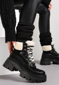 Born2be - Czarne Traperki na Podeszwie z Protektorem i Futerkiem Alling. Wysokość cholewki: za kostkę. Nosek buta: okrągły. Zapięcie: sznurówki. Kolor: czarny. Materiał: futro. Szerokość cholewki: normalna. Wzór: aplikacja #2