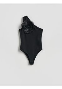 Reserved - Top z różą - czarny. Kolor: czarny. Materiał: wiskoza, dzianina #1