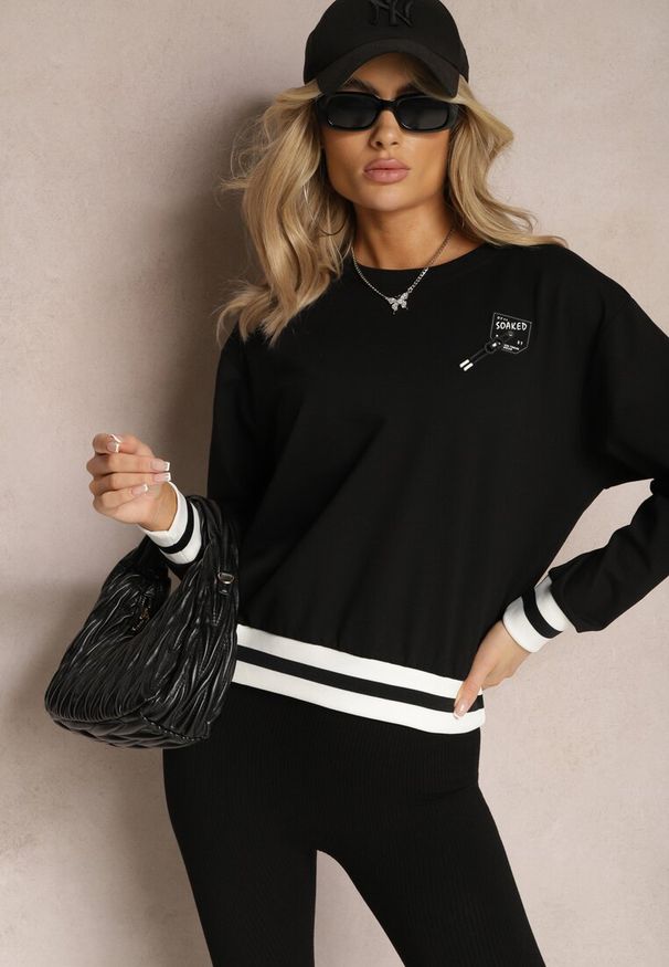Renee - Czarna Bluza o Klasycznym Fasonie z Ozdobną Aplikacją Ewene. Kolor: czarny. Materiał: dzianina. Wzór: aplikacja. Styl: klasyczny