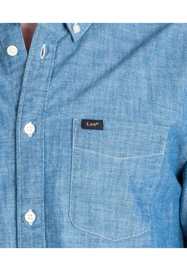 Lee - LEE BUTTON DOWN MĘSKA KOSZULA JEANSOWA SKY BLUE L880KYEQ 112123248. Typ kołnierza: button down. Materiał: jeans