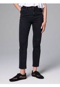 Sinsay - Spodnie jeansowe mom comfort fit - czarny. Kolor: czarny