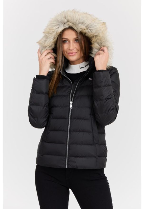 Tommy Jeans - TOMMY JEANS Czarna damska kurtka z futrem, Rozmiar M. Kolor: czarny. Materiał: futro. Długość rękawa: długi rękaw. Długość: długie. Wzór: bez wzorów. Styl: elegancki