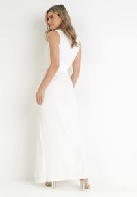 Born2be - Biała Sukienka z Kopertowym Dekoltem i Marszczeniem Zdobiona Rozcięciem Parthastos. Okazja: na ślub cywilny, na studniówkę, na wesele, na imprezę. Kolor: biały. Wzór: aplikacja. Typ sukienki: kopertowe. Styl: elegancki, klasyczny #4