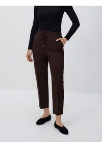 Reserved - Spodnie z kantem - ciemnobrązowy. Kolor: brązowy. Materiał: tkanina, wiskoza #1