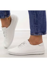 Białe ażurowe skórzane półbuty damskie S.Barski 7079. Okazja: na co dzień. Zapięcie: sznurówki. Kolor: biały. Materiał: skóra. Szerokość cholewki: normalna. Wzór: ażurowy. Sezon: wiosna, jesień, lato. Styl: casual, elegancki, klasyczny #1