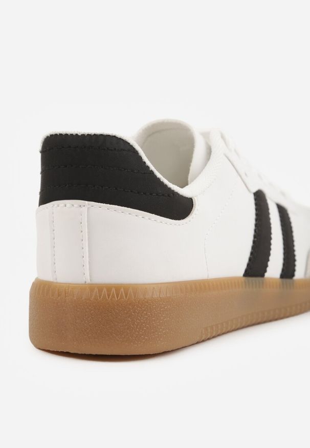 Renee - Biało-Czarne Casualowe Sneakersy na Płaskiej Podeszwie z Paskami Jereria. Okazja: na co dzień. Zapięcie: pasek. Kolor: biały. Materiał: jeans. Obcas: na płaskiej podeszwie