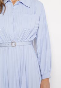 Born2be - Niebieska Plisowana Sukienka Midi z Paskiem z Kołnierzykiem i Kieszeniami Themirlla. Kolor: niebieski. Wzór: aplikacja. Długość: midi #5