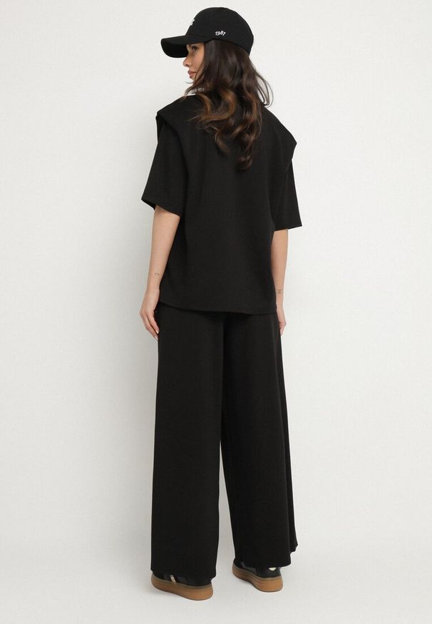 Born2be - Czarny Komplet z Wiskozą Szerokie Spodnie i Bluzka z Dekoltem w Serek Zeilora. Kolor: czarny. Materiał: wiskoza