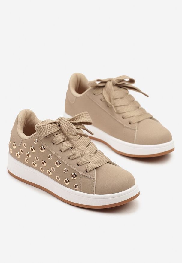 Born2be - Ciemnobeżowe Sneakersy Ozdobione Nitami Felorenia. Okazja: na co dzień. Kolor: beżowy. Materiał: jeans. Wzór: aplikacja