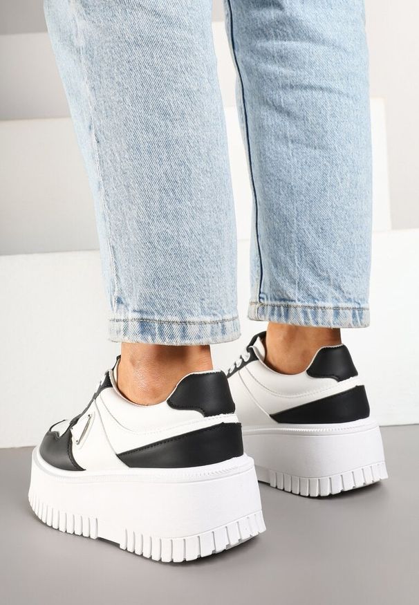 Renee - Biało-Czarne Sneakersy na Platformie z Tłoczeniem Halinea. Okazja: na imprezę, na co dzień. Kolor: biały. Materiał: skóra, jeans. Obcas: na platformie