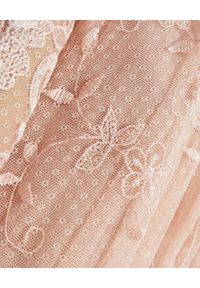 NEEDLE & THREAD - Sukienka maxi Eleanor. Okazja: na wesele, na ślub cywilny, na imprezę. Kolor: różowy, wielokolorowy, fioletowy. Wzór: haft, aplikacja. Długość: maxi