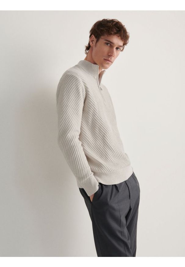 Reserved - Strukturalny sweter - jasnoszary. Kolor: szary. Materiał: bawełna, dzianina
