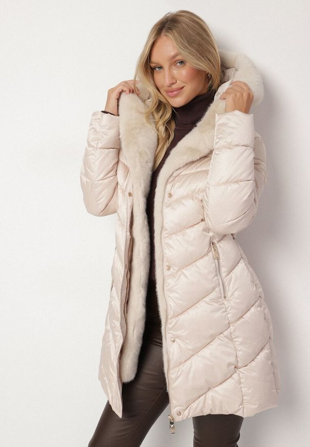 Born2be - Beżowa Pikowana Kurtka z Wiązanym Paskiem i Kapturem z Futerkiem Fenama. Okazja: na co dzień, na spacer. Kolor: beżowy. Materiał: futro. Styl: casual, elegancki