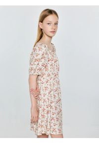 Big-Star - Sukienka dziewczęca z wiskozy w kwiatowy wzór perłowa Radojka 103. Okazja: na spacer. Typ kołnierza: kokarda, dekolt w karo. Kolor: kremowy. Materiał: wiskoza. Wzór: kwiaty. Sezon: lato #3