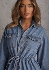 Renee - Niebieska Jeansowa Bawełniana Sukienka Koszulowa z Wiązaniem i Marszczeniem Enatta. Okazja: na co dzień. Kolor: niebieski. Materiał: jeans, bawełna. Wzór: aplikacja. Sezon: lato. Typ sukienki: koszulowe. Styl: casual #7